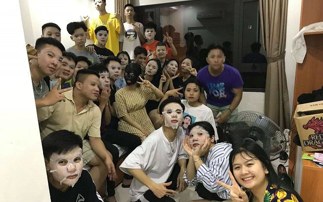 Hẳn là con gái lớp người ta, tặng mặt nạ cho con trai dưỡng da làm đẹp