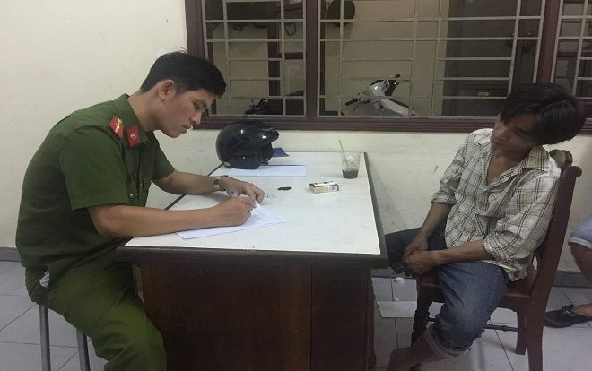 Hàng chục cảnh sát vây bắt nam thanh niên nghi ngáo đá cầm dao cố thủ trên nóc nhà ở Đà Nẵng