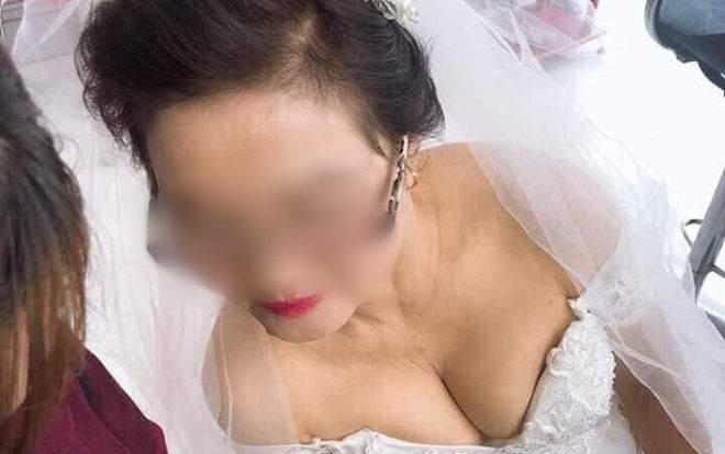 Cô dâu hơn 70 tuổi trong chiếc váy cưới gợi cảm, lộ vòng 1 táo bạo gây nhiều tranh cãi