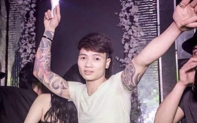 Vừa gây ồn ào với màn đốt xe, Khá ‘Bảnh’ lại bị hàng chục công an vây bắt trong đêm vì đánh bạc