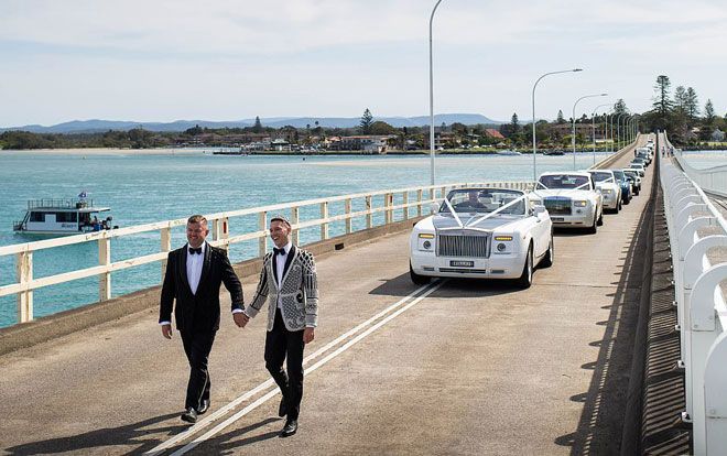 Choáng với 'siêu đám cưới' 23 tỷ toàn kim cương và pha lê của cặp đồng tính nam