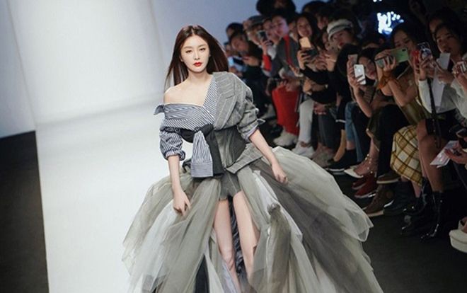 Phú sát Tần Lam mặc quần '5cm' lạnh lùng catwalk tại Tuần lễ thời trang Thượng Hải