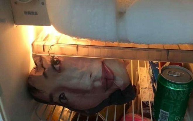 Vừa mở tủ lạnh, ông chồng được phen giật mình hoảng hốt khi thấy gương mặt cô gái đang mỉm cười