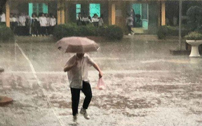 Đáng yêu như mối tình học trò, mưa gió bão bùng vẫn bất chấp ship xôi cho người ấy có 'một bữa sáng đầy đủ'