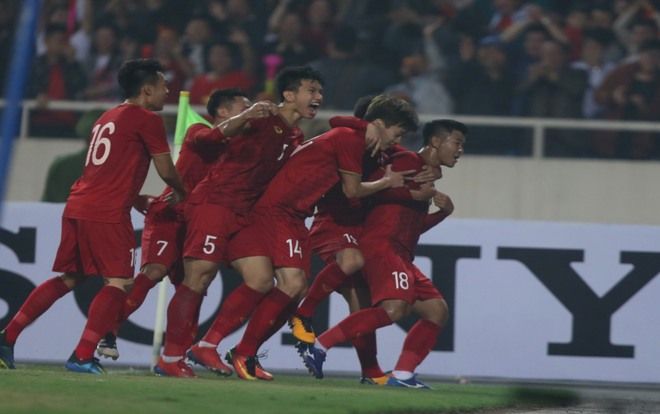 CĐV Thái Lan ví Việt Nam như Urugoay, Đức Chinh như Cavani