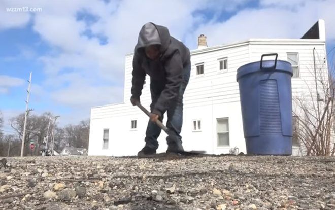 Cậu bé Mỹ 'gây sốt' vì lấp 15 ổ gà để giúp mọi người tránh tai nạn