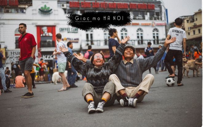 Đôi vợ chồng già lần đầu tiên dắt tay nhau đến Hà Nội: Tình yêu tuổi xế chiều ngọt ngào, lãng mạn thế đấy!