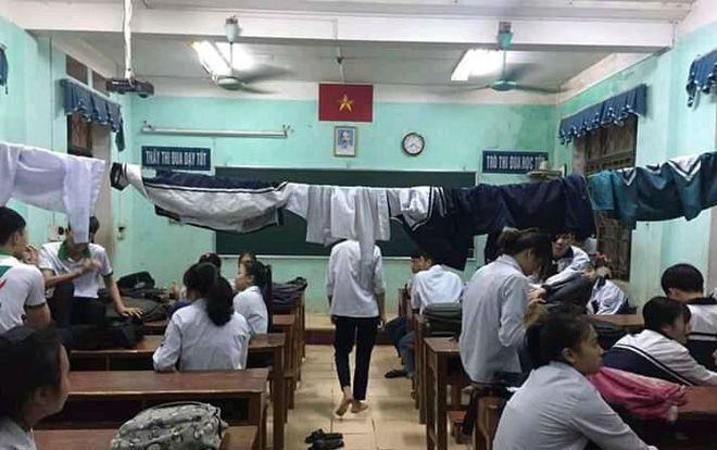 Thời tiết 'ẩm ương' mưa mãi không dứt, đến trường quần áo ướt nhẹp thì lớp học cũng biến thành nơi phơi đồ