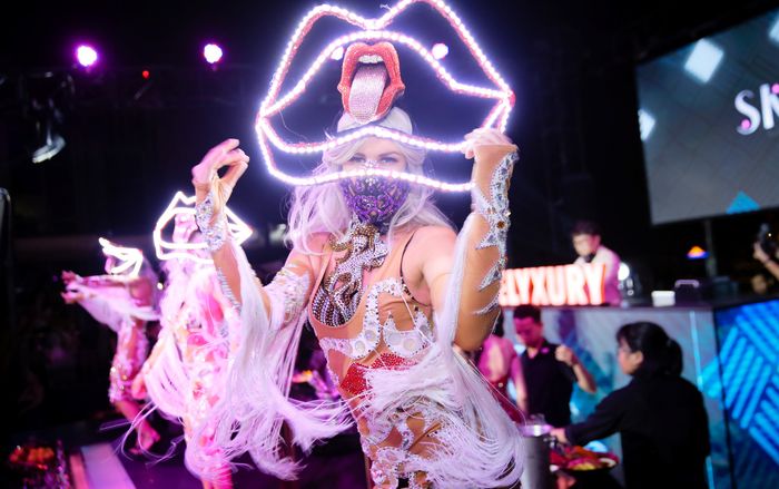 Show diễn lấy cảm hứng từ hit 'BORN THIS WAY' tại SKYXX