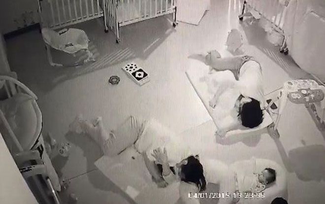 Cô giáo nằm đè lên bé 11 tháng tuổi đến nghẹt thở, lý do phía sau khiến ai nghe cũng tức giận