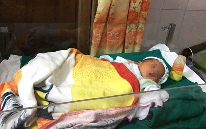 Bé trai sơ sinh bị bỏ rơi trước cửa nhà dân ở Hà Tĩnh