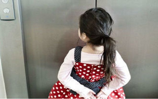 'Dê xồm' liên tục xuất hiện, làm thế nào để bảo vệ con trẻ khi đi thang máy một mình?