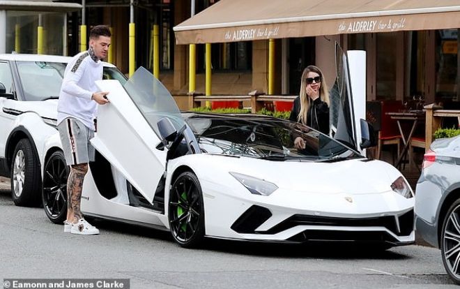 Thủ môn Man City khoe hình xăm kín người, tậu 'siêu xe' Lamborghini