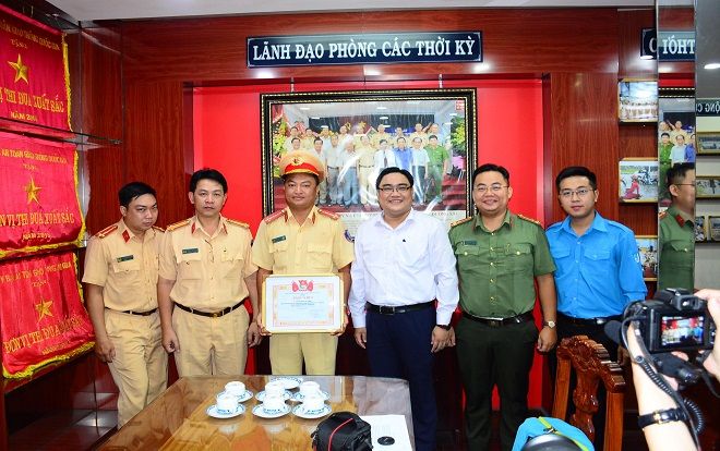 Thành Đoàn TP. HCM khen thưởng Đội CSGT An Sương sau vụ triệt phá đường dậy vận chuyển 900 bánh heroin