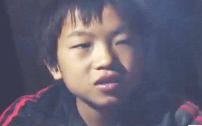 Xúc động cậu bé 14 tuổi sống một mình, ăn rau quả dại mỗi ngày và dùng túi đựng thức ăn cho lợn để làm cặp sách