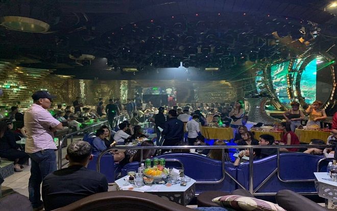Đột kích quán bar 86 ở Sài Gòn, hàng trăm dân chơi vứt ma túy tháo chạy