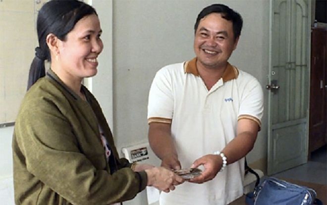 Cán bộ huyện ở miền Tây trả lại gần 16 triệu đồng nhặt được