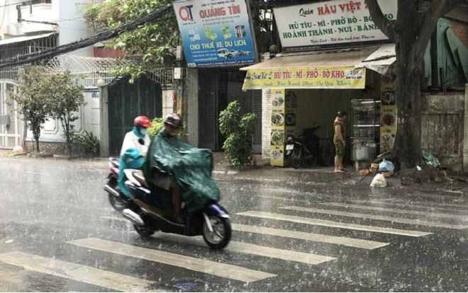 TP.HCM đổ mưa từ rạng sáng, đã vào mùa mưa?
