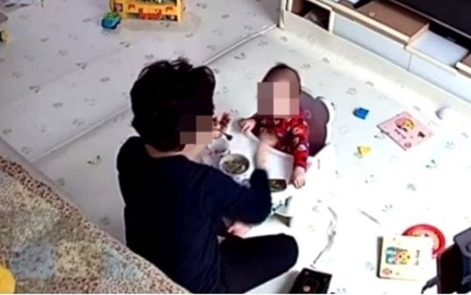 Bảo mẫu ép trẻ 14 tháng tuổi ăn, giật tóc, cấu véo một cách thô bạo