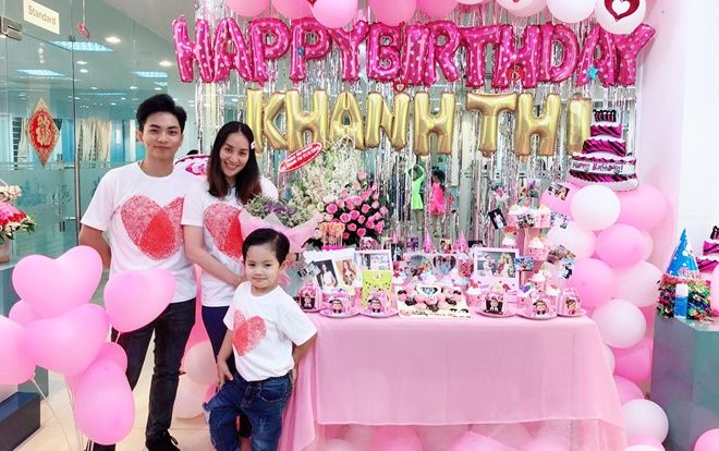 Chồng trẻ Phan Hiển chiều Khánh Thi hết nấc trong tiệc sinh nhật muộn
