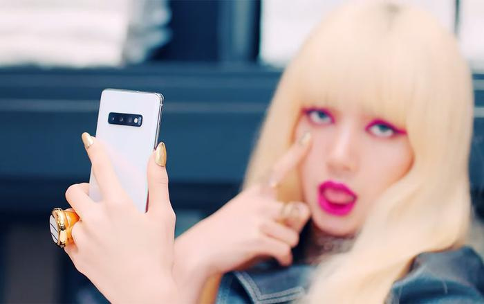 Netizen Kpop thích thú với chiếc điện thoại mà Lisa và Jennie (BlackPink) sử dụng trong MV 'Kill This Love'