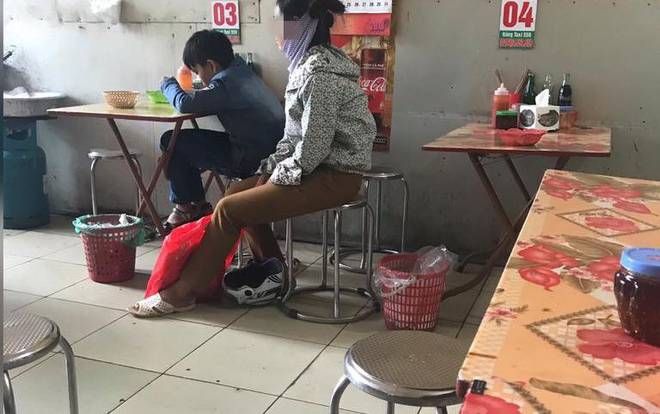 Người mẹ chỉ gọi một bát phở rồi lẳng lặng nhìn cậu con trai thưởng thức khiến nhiều người cay khóe mắt