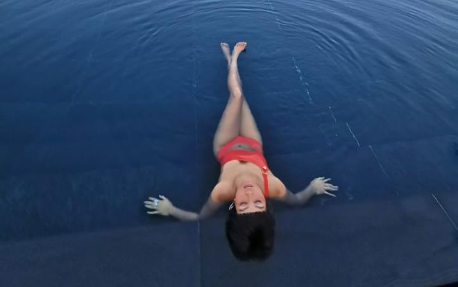 Đã lâu rồi H'Hen Niê mới diện áo tắm trở lại, fan nhanh chóng phát hiện ra 2 điều 'bất thường' này