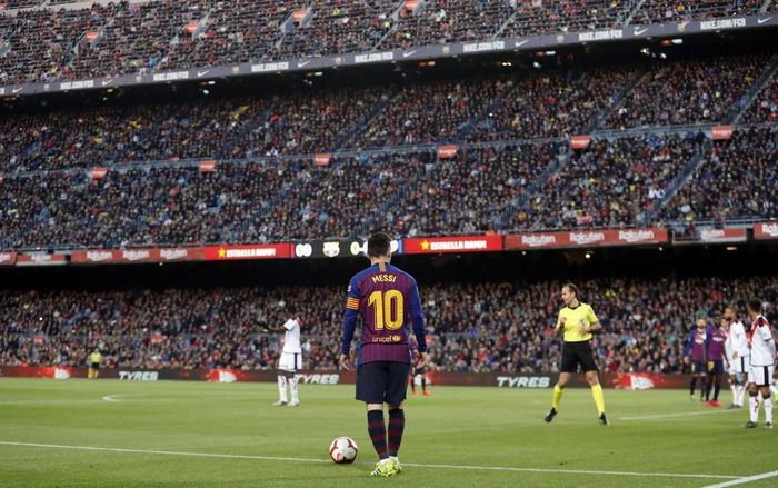 Huyền thoại Real Madrid chê Ronaldo dở hơn Messi