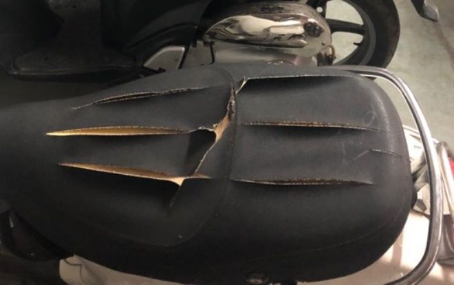 Gần chục xe máy bị kẻ xấu rạch nát yên tại chung cư ở Hà Nội