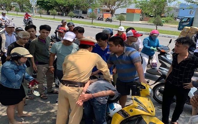 CSGT truy đuổi bắt nóng 2 thiếu niên cướp giật điện thoại ở Đà Nẵng