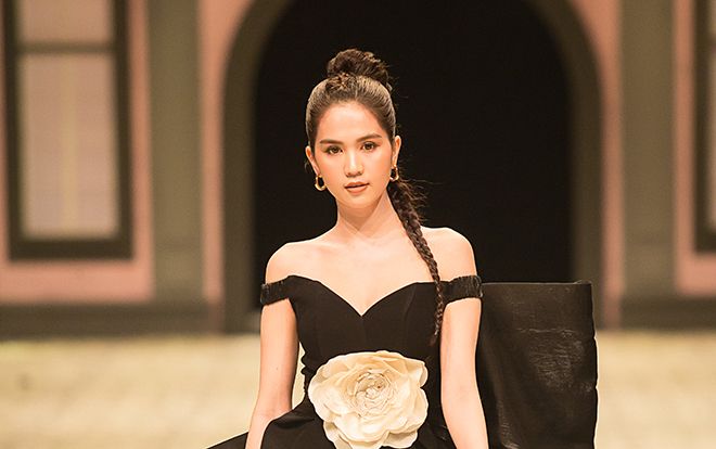 Vừa hóa mai vàng trên thảm đỏ, Ngọc Trinh đã nín thở làm vedette show thời trang