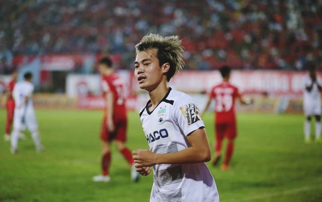 Cận cảnh Văn Toàn ngồi lủi thủi một mình với 'khuôn mặt đáng thương' ở một góc sân Lạch Tray