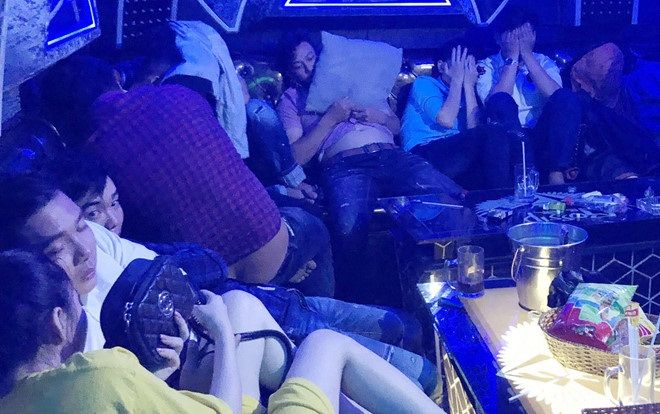 Đột kích quán bar tại Cà Mau, phát hiện gần 100 nam nữ đang dùng ma túy