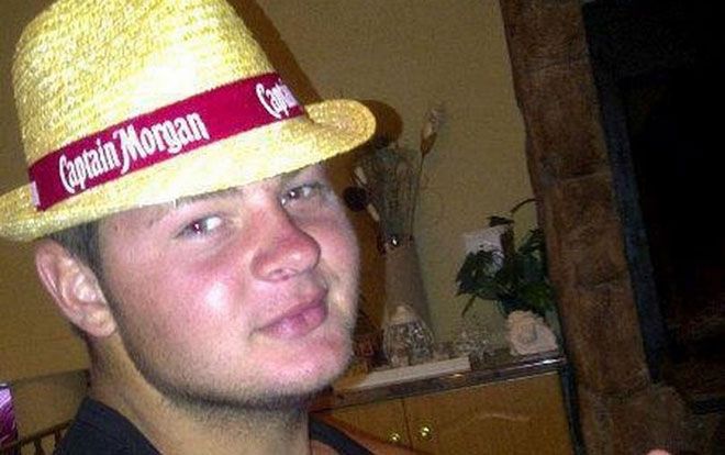 Kinh hoàng 2 con chó cắn chủ tới chết rồi kéo xác quanh vườn