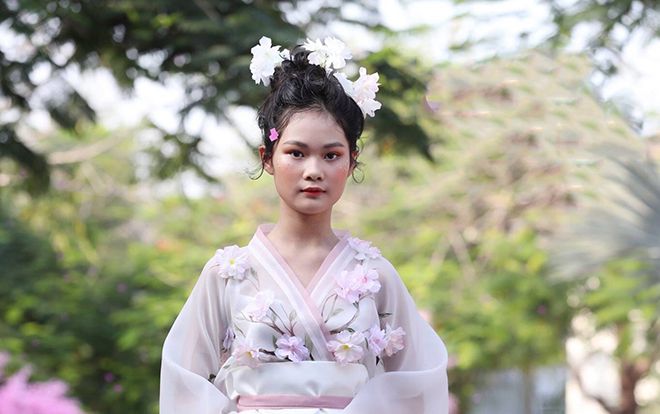 'Thiên nga làng mẫu nhí' Hà Thiên Trang phổng phao bất ngờ trên sàn diễn