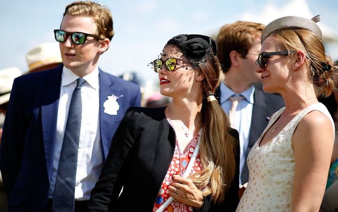 Chịu chơi như nhà giàu Mỹ: Chi hàng chục nghìn đô thuê máy bay hạng sang tham quan trường Đại học cùng con