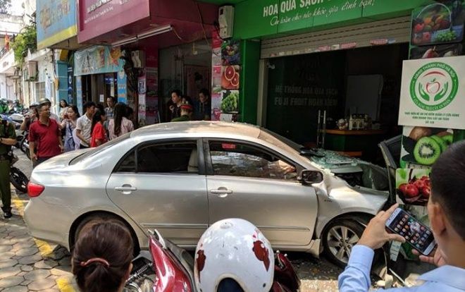 Ô tô mất lái lao thẳng vào cửa hàng hoa quả trên phố Lò Đúc, hàng chục người hoảng sợ