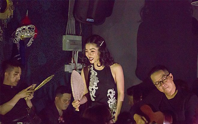 Lần đầu tiên trong sự nghiệp Lệ Quyên: Đêm nhạc riêng mất điện và cách giải quyết thương-không-hết từ 'Nữ hoàng phòng trà'