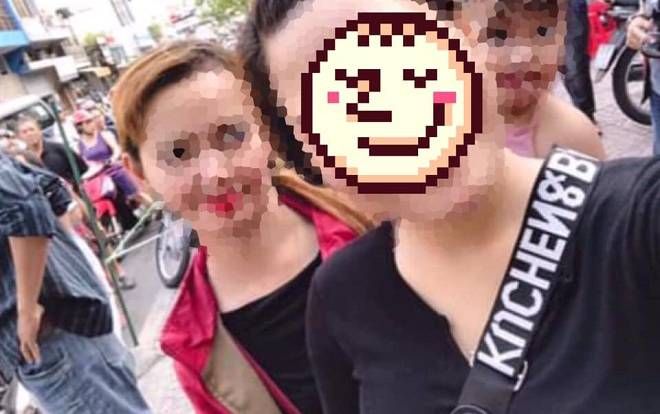 Đến viếng tang lễ nghệ sĩ Anh Vũ, cô gái trẻ vui vẻ cười đùa, check-in 'thả tim' rồi khoe chiến tích lên facebook