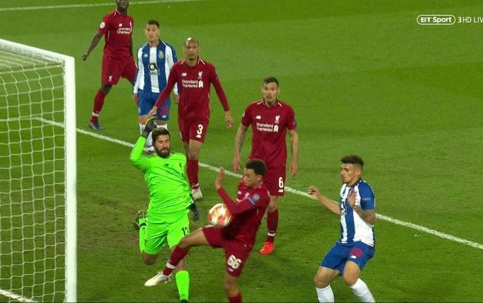 Hàng loạt CĐV bức xúc vì Liverpool được trọng tài thiên vị