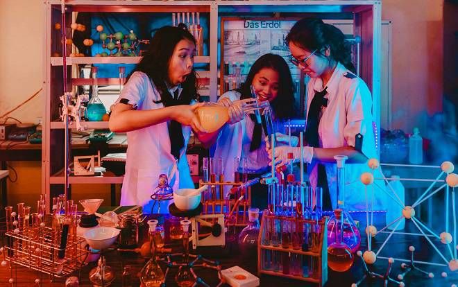 'Cưng muốn xỉu' trước bộ ảnh kỷ yếu 'chất hơn nước cất' của dân chuyên Hóa