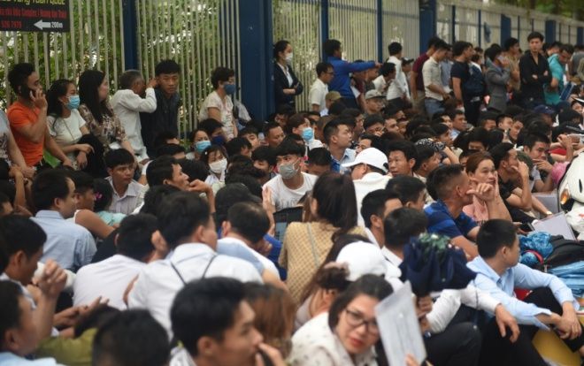 Hàng nghìn người vạ vật xếp hàng từ rạng sáng làm thủ tục visa Hàn Quốc