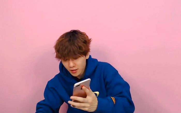 Người hâm mộ thích thú khi phát hiện cách sử dụng điện thoại 'khác người' của Baekhyun (EXO)