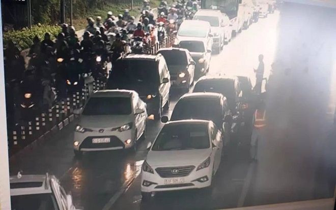 4 ô tô tông nhau liên hoàn khiến hầm vượt sông Sài Gòn ùn tắc nghiêm trọng