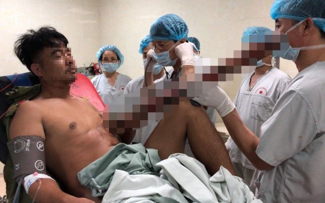 Bác sĩ trắng đêm cứu sống người đàn ông bị thanh sắt dài hơn 2m đâm xuyên ngực