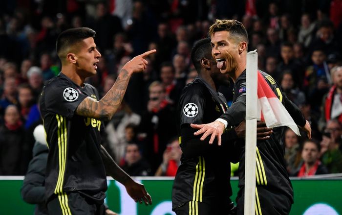 Bị CĐV Ajax ném cốc vào người, Ronaldo có hành động đáp trả đầy bất ngờ