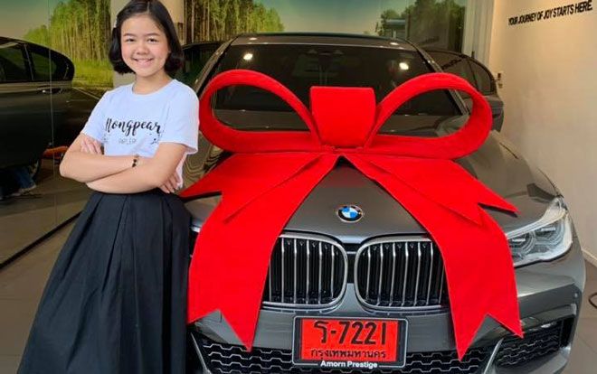 Trở thành nghệ sĩ trang điểm ở tuổi 12, bé gái tự mua BMW làm quà sinh nhật cho mình