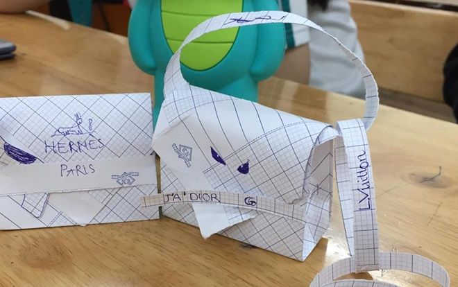 Thanh niên siêu rảnh rỗi của năm: Tung bộ sưu tập túi hàng hiệu làm từ giấy vở chất lừ khiến dân tình cười bò