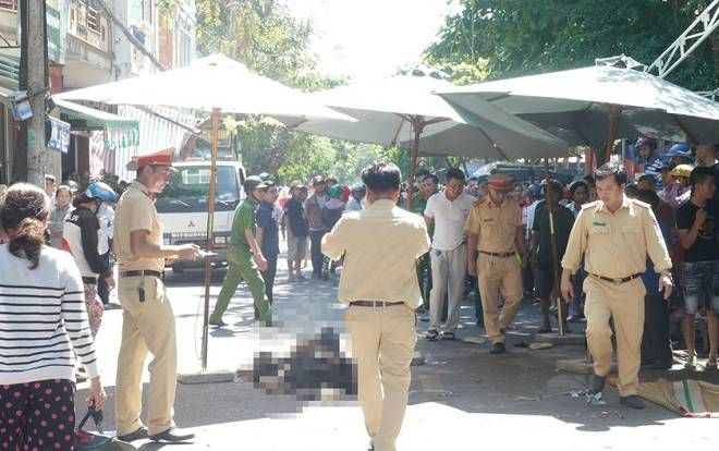 Ô tô mang biển tứ quý tông vào đoàn người đưa tang khiến ít nhất 2 người tử vong