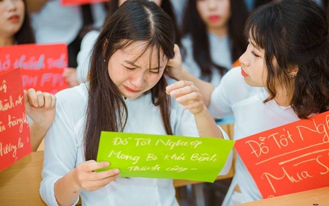 Khoảnh khắc khóc nức nở trong ngày chụp kỷ yếu và câu chuyện về điều ước mong cha khỏi bệnh gây xúc động của nữ sinh